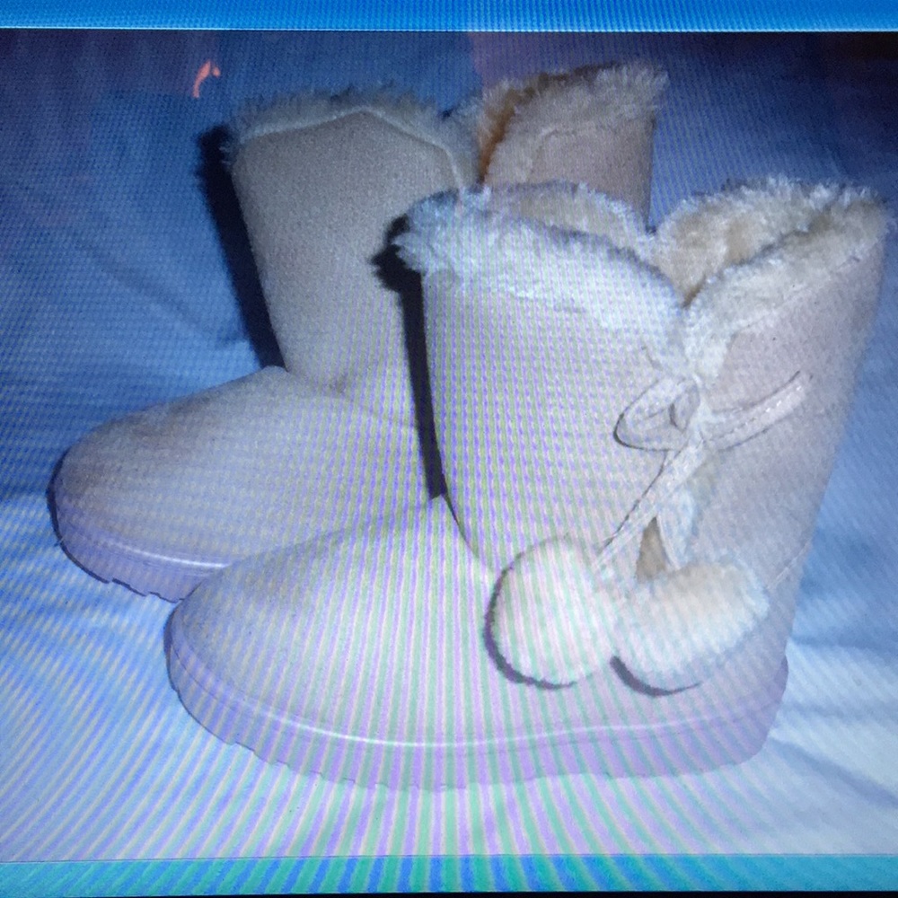 NWT Emerson toddler faux poms boots Sz 2